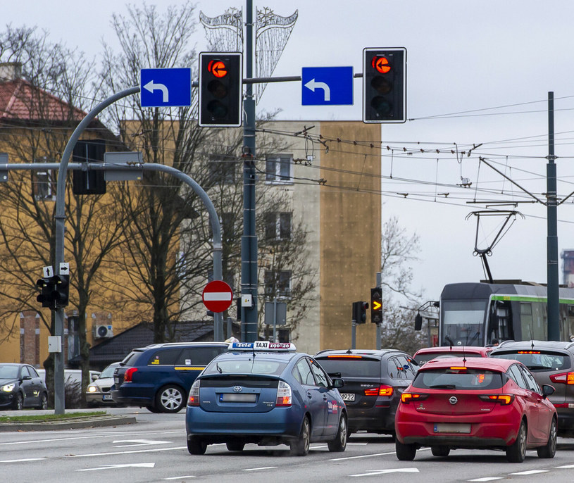 Znak C-3 wyznacza kierunek jazdy, ale czy trzeba sygnalizować skręt kierunkowskazem? /Stanisław Bielski/Reporter /East News