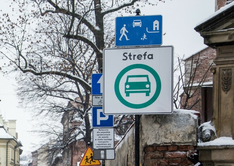 Znak drogowy D-54 oznacza wjazd do strefy czystego transportu. /Jan Graczynski/East News