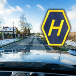 Znak drogowy, który zmieniał wszystko. Co oznacza żółte H?