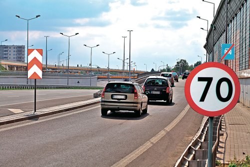 Znak informujący o końcu drogi szybkiego ruchu nie odwołuje wcześniej ustawionego ograniczenia prędkości. /Motor