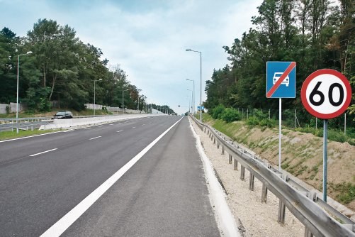 Znak informujący o końcu drogi szybkiego ruchu nie odwołuje ograniczenia prędkości. /Motor