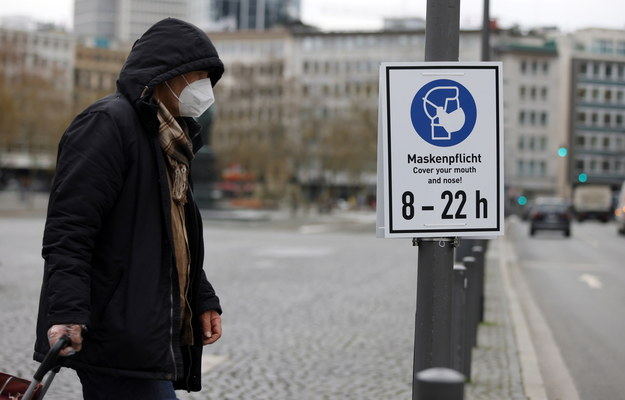 Znak mówiący o obowiązku zasłaniania ust i nosa w Frankfurcie nad Menem /RONALD WITTEK /PAP/EPA