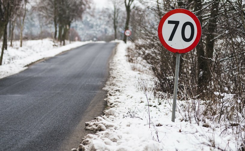 Znak ograniczenia prędkości B-33 to jedno z najczęściej spotykanych oznaczeń drogowych. / Karol Makurat/REPORTER  /East News