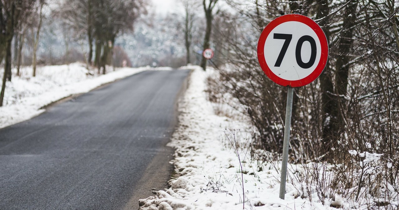 Znak ograniczenia prędkości B-33 to jedno z najczęściej spotykanych oznaczeń drogowych. / Karol Makurat/REPORTER  /East News