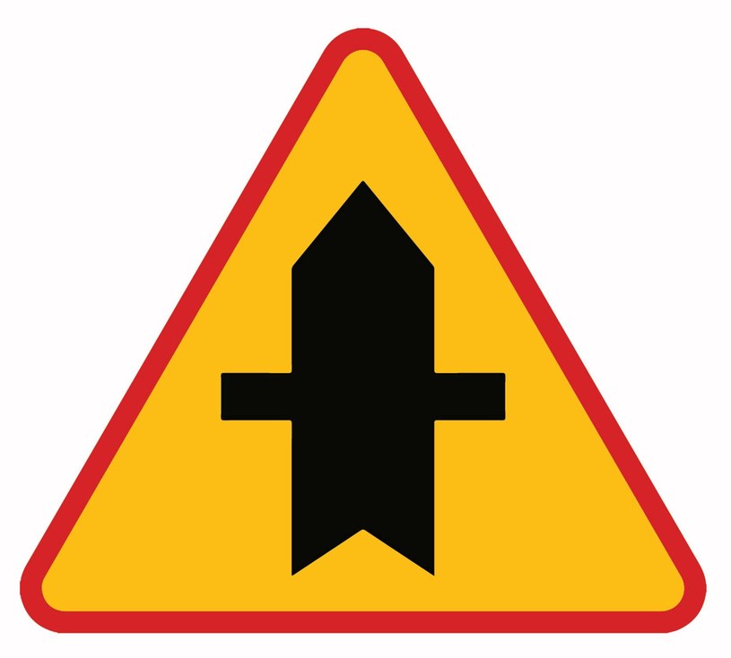 Znak ostrzegawczy A-6a. Skrzyżowanie z drogą podporządkowaną występującą po obu stronach. /INTERIA.PL