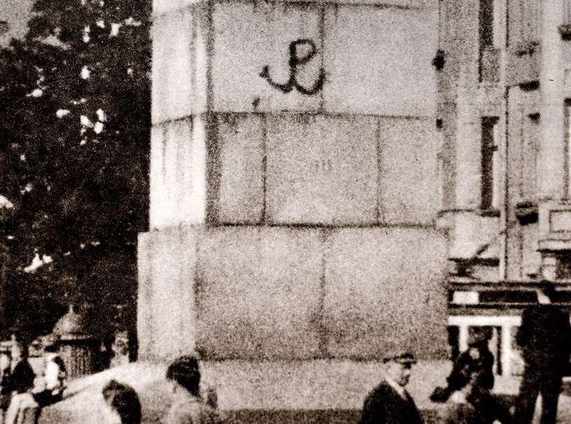 Znak Polski Walczącej wymalowany na cokole pomnika lotnika na placu Unii Lubelskiej w Warszawie wymalowany przez Janka Bytnara "Rudego" w 1942 roku /reprodukcja Marek Skorupski /Agencja FORUM