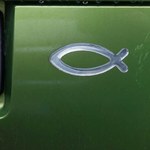 Znak ryby na samochodzie. To coś więcej niż symbol