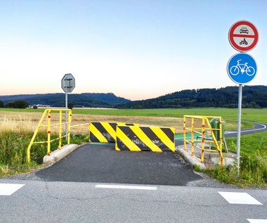 Znak STOP dla rowerzystów to za mało. Ale takie bariery ich zatrzymają