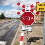 Znak STOP na przejeździe kolejowym - czy zawsze trzeba się zatrzymać?