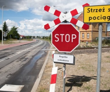 Znak STOP na przejeździe kolejowym - czy zawsze trzeba się zatrzymać?