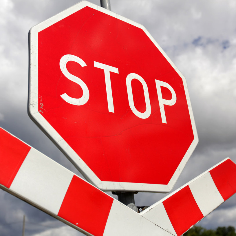 Znak STOP to znak zakazu B-20, który spotkamy na skrzyżowaniach i przejazdach kolejowych. /123RF/PICSEL