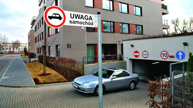 Znak "Uwaga samochód" ostrzega pieszych przed wyjeżdżającymi autami. /Motor