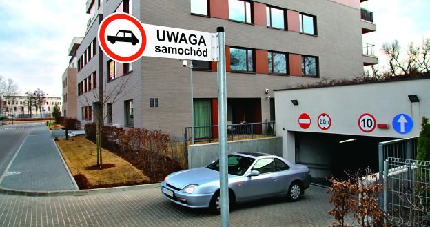 Znak "Uwaga samochód" ostrzega pieszych przed wyjeżdżającymi autami. /Motor