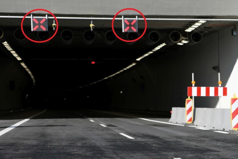 Znak w postaci czerwonego X nad drogą to niezwykle istotna informacja dla kierowcy /Jan Graczynski/East News /