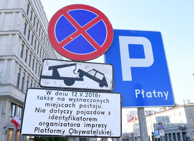 Znak z zakazem parkowania na parkingu przy rondzie de Gaulle'a / 	Radek Pietruszka   /PAP
