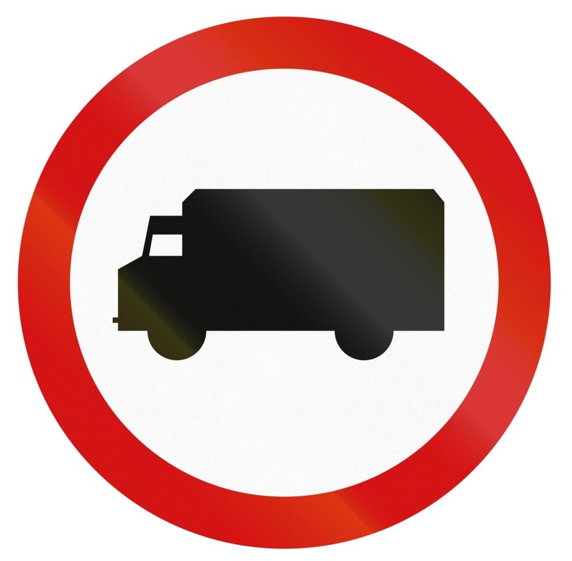 Znak zakazu B-5. Zakaz wjazdu samochodów ciężarowych. /123RF/PICSEL