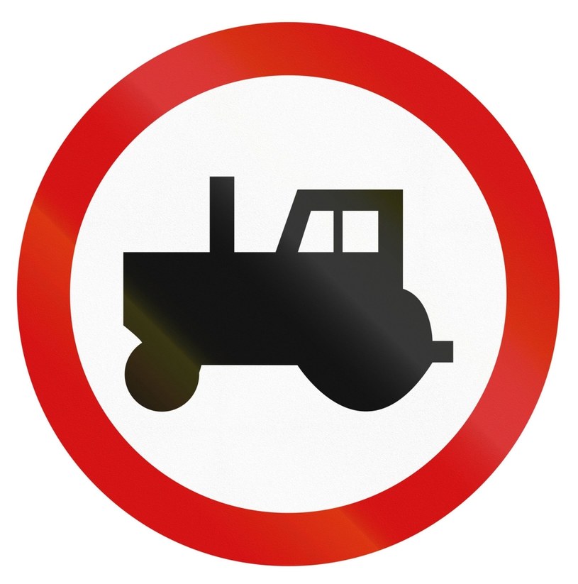 Znak zakazu B-6. Zakaz wjazdu ciągników rolniczych. /123RF/PICSEL