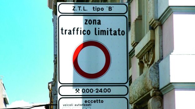 Znak zakazujący wjazdu do centrum jednego z włoskich miast. /Motor