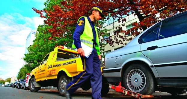 Znaki dotyczące możliwości odholowania muszą pojawić się co najmniej 5 dni przed tym, jak zaczną obowiązywać. Inaczej odholowanie jest bezprawne. /Motor