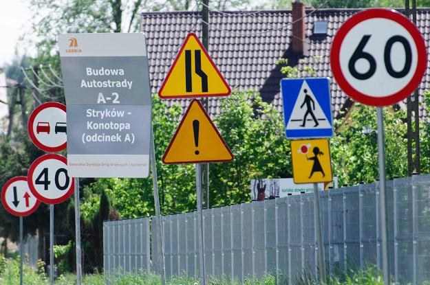 Znaki drogowe informujące o budowie autostrady A2 (Stryków - Konotopa). Fot. Łukasz Szeląg /Reporter