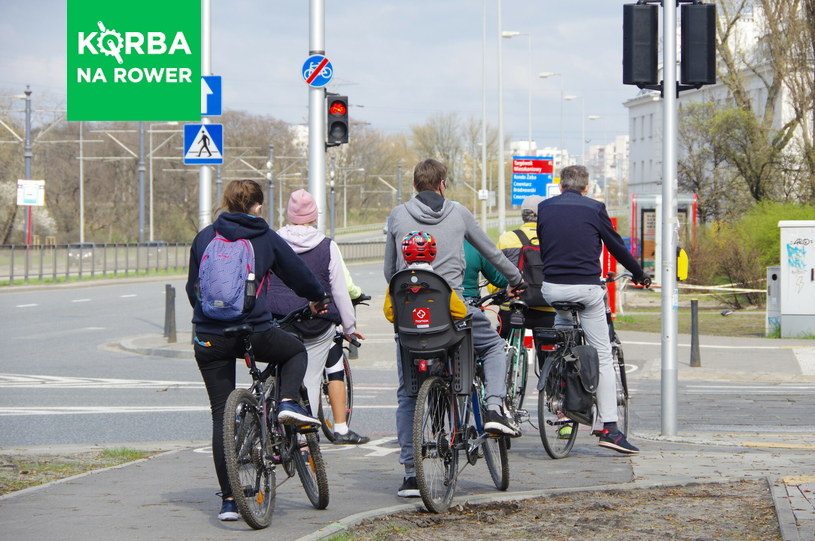 Znaki i sygnalizacja - to obowiązuje i reguluje przejazd zarówno kierowców, jak i rowerzystów /Marek Bazak /East News