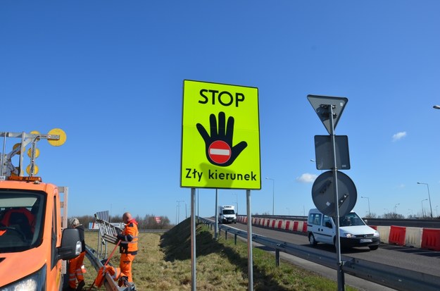 Znaki "STOP - zły kierunek" montowane są przy autostradach i drogach ekspresowych w Łódzkiem /GDDKiA w Łodzi /Materiały prasowe