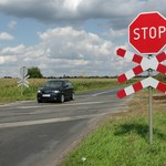 Znaki "STOP” znikną z przejazdów kolejowych. PKP twierdzi, że są zbędne