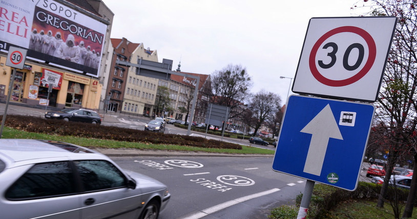 Znaki strefowe nie są odwoływane przez skrzyżowania. /Przemek Świderski /East News