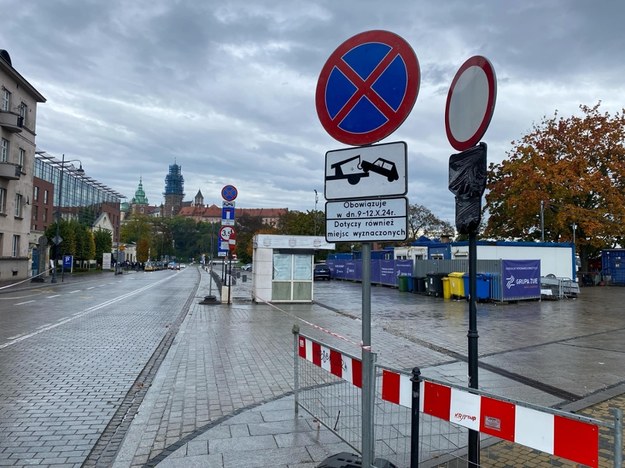 Znaki w rejonie Wawelu stanęły już 2 października - informuje ZDMK. /Zarząd Dróg Miasta Krakowa /