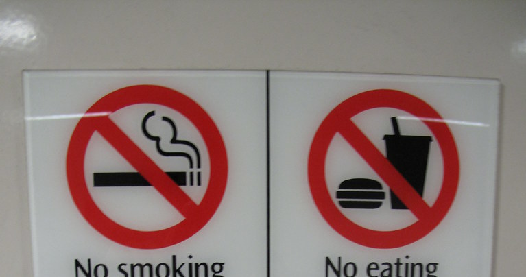 Znaki zakazu w metrze w Singapurze. Wśród nich zakaz duriana. /flickr.com/DanielRoy /INTERIA.PL