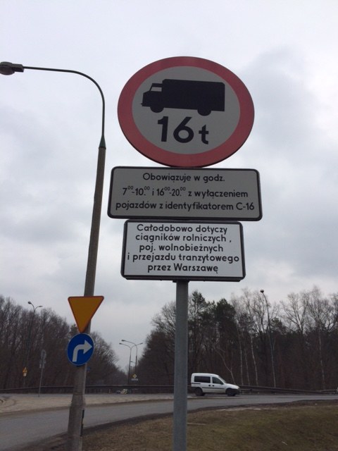 Znaki zakazują rolnikom wjazdu ciągnikami do Warszawy /Mariusz PIekarski /RMF FM