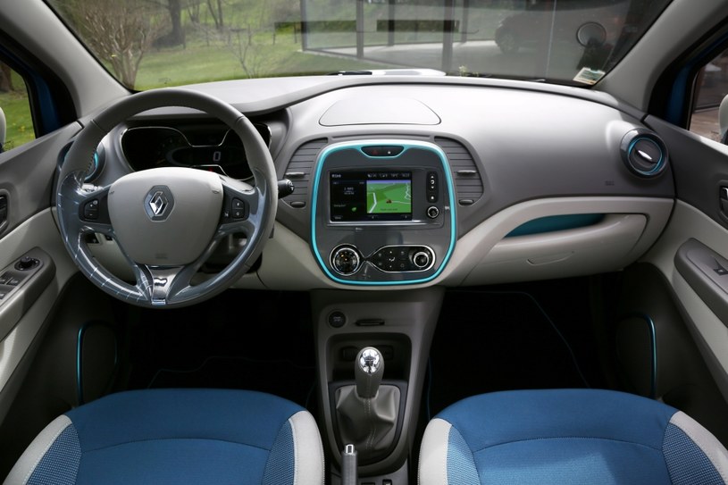 Znakomita ergonomia, fantastyczny design wskaźników z cyfrowym prędkościomierzem. Tworzywa twarde, ale nadrabiają efektowną fakturą. Obramowanie środkowej konsoli, bocznych głośników i nawiewów może być w jednym z 6 kolorów. /Renault