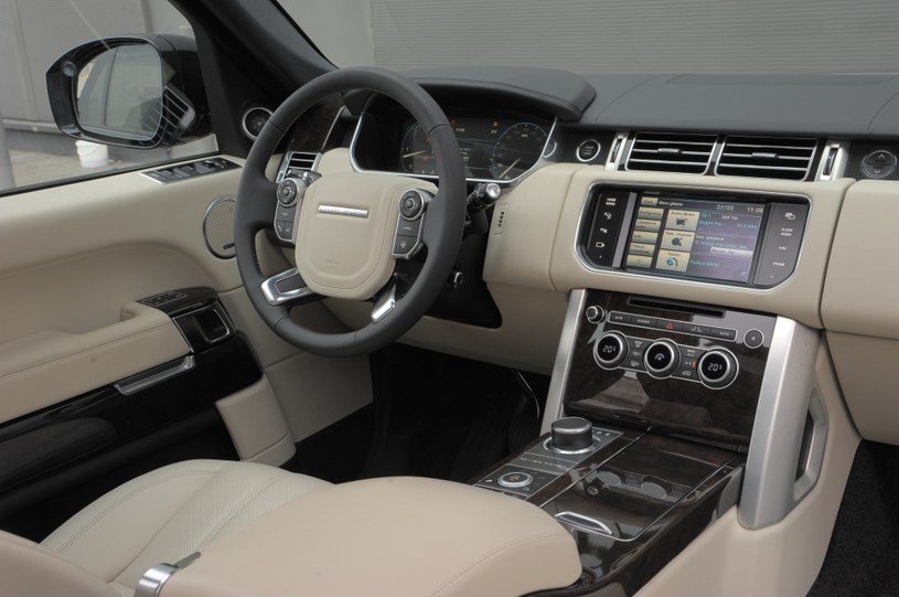 Znakomita pozycja za kierownicą, doskonała jakość wykonania i montażu oraz bardzo dobra ergonomia. Wnętrze Range Rovera jest bliskie perfekcji. /Motor