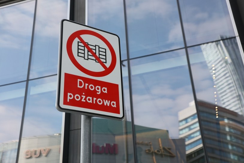 Znaku "droga pożarowa" nie ma w rozporządzeniu MSWiA w sprawie znaków i sygnałów drogowych /Wojciech Olkusnik/East News /East News