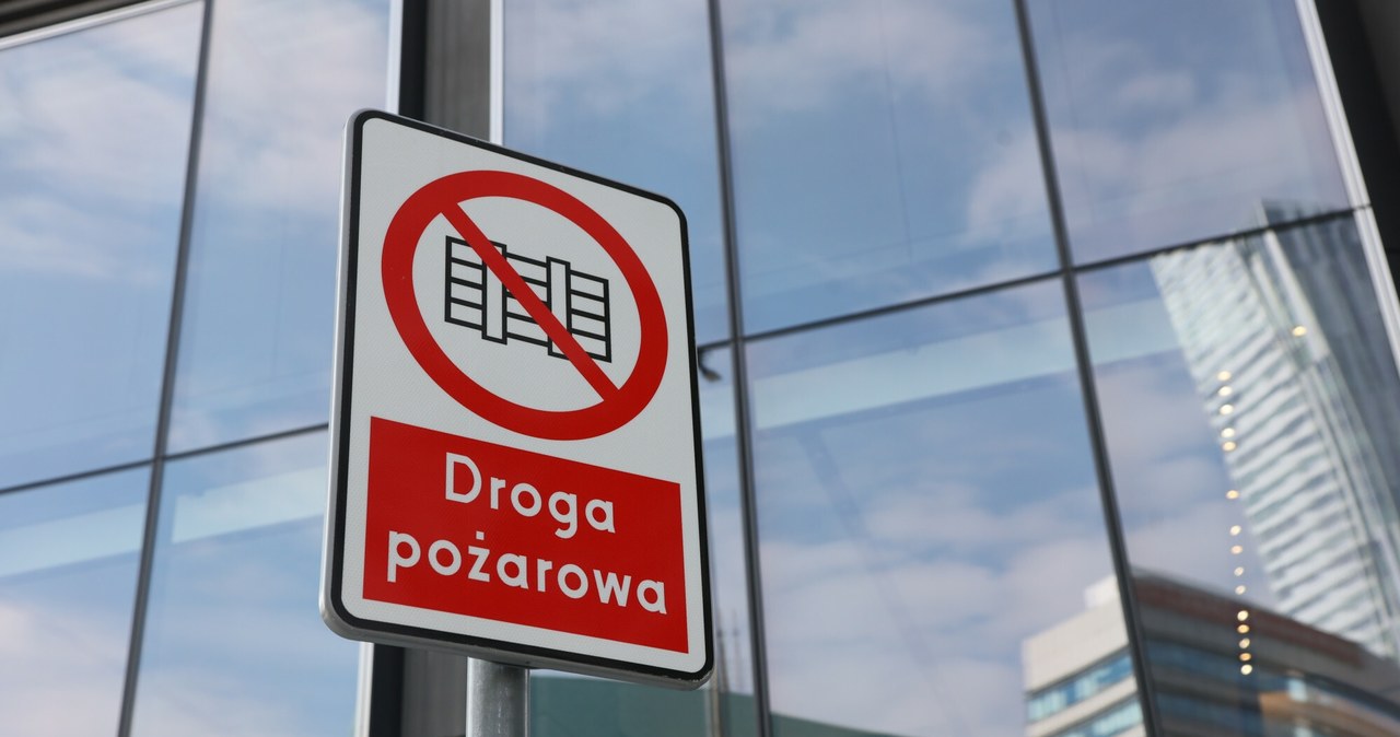 Znaku "droga pożarowa" nie ma w rozporządzeniu MSWiA w sprawie znaków i sygnałów drogowych /Wojciech Olkusnik/East News /East News