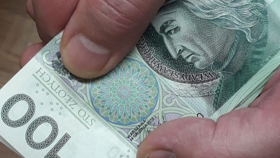 ​Znalazł pieniądze w bankomacie, odniósł je na policję