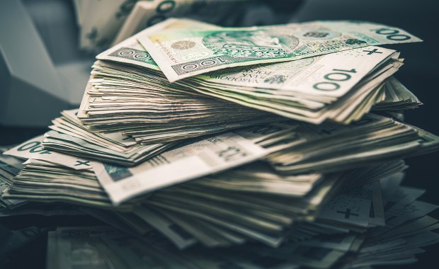 Znalazł przy drodze 100 tys. złotych. Wiemy, kto je zgubił