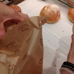 Znalazła sposób na "macanie" bułek w sklepach. Pytamy sieci, czy wszędzie to działa