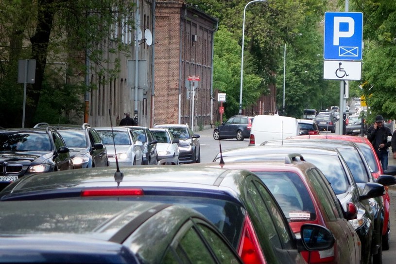Znaleźć miejsce parkingowe w centrum miasta nie jest łatwo /Piotr Kamionka /Reporter
