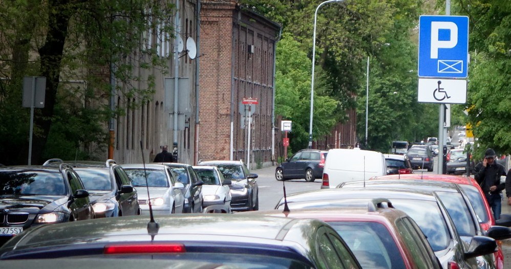 Znaleźć miejsce parkingowe w centrum miasta nie jest łatwo /Piotr Kamionka /Reporter