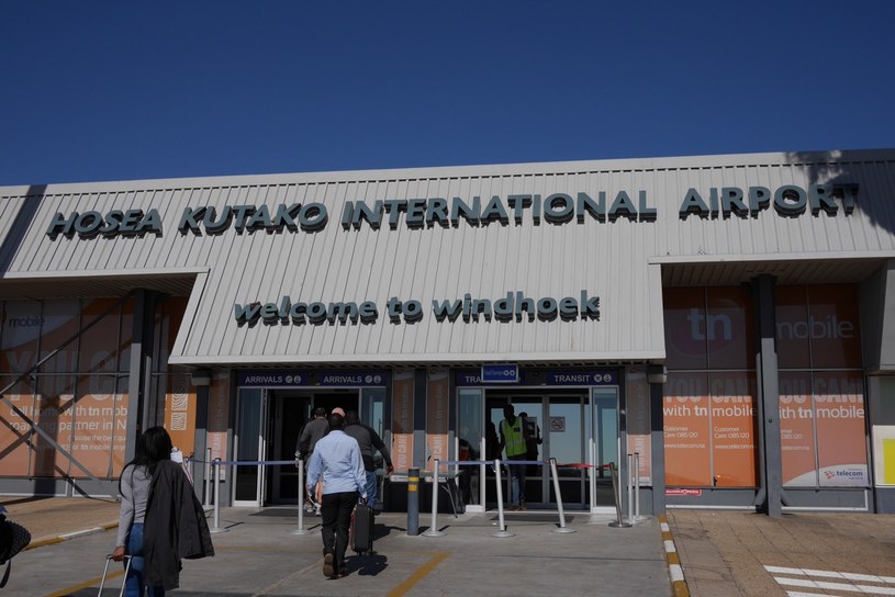 … znaleźć się w hali przylotów międzynarodowego portu lotniczego w Windhoek, stolicy Namibii. To tutaj spotkaliśmy Jeremy’ego Clarksona /INTERIA.PL