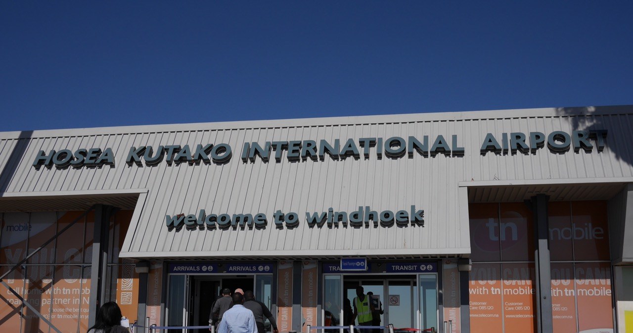 … znaleźć się w hali przylotów międzynarodowego portu lotniczego w Windhoek, stolicy Namibii. To tutaj spotkaliśmy Jeremy’ego Clarksona /INTERIA.PL