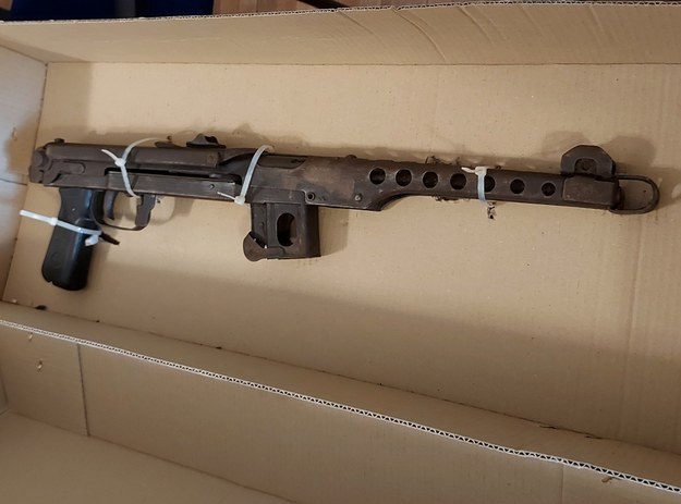 Znaleziono m.in. pistolet maszynowy produkcji radzieckiej z 1943 rok /Policja
