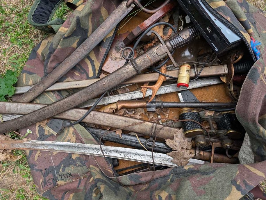 Znaleziono m.in. szable /Policja /