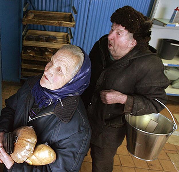 Znaleziono placówki, w których ceny chleba czy ziemniaków były o 60 proc. wyższe od cen producentów /AFP