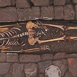 Znaleziono szczątki kobiety, która "urodziła" w grobie