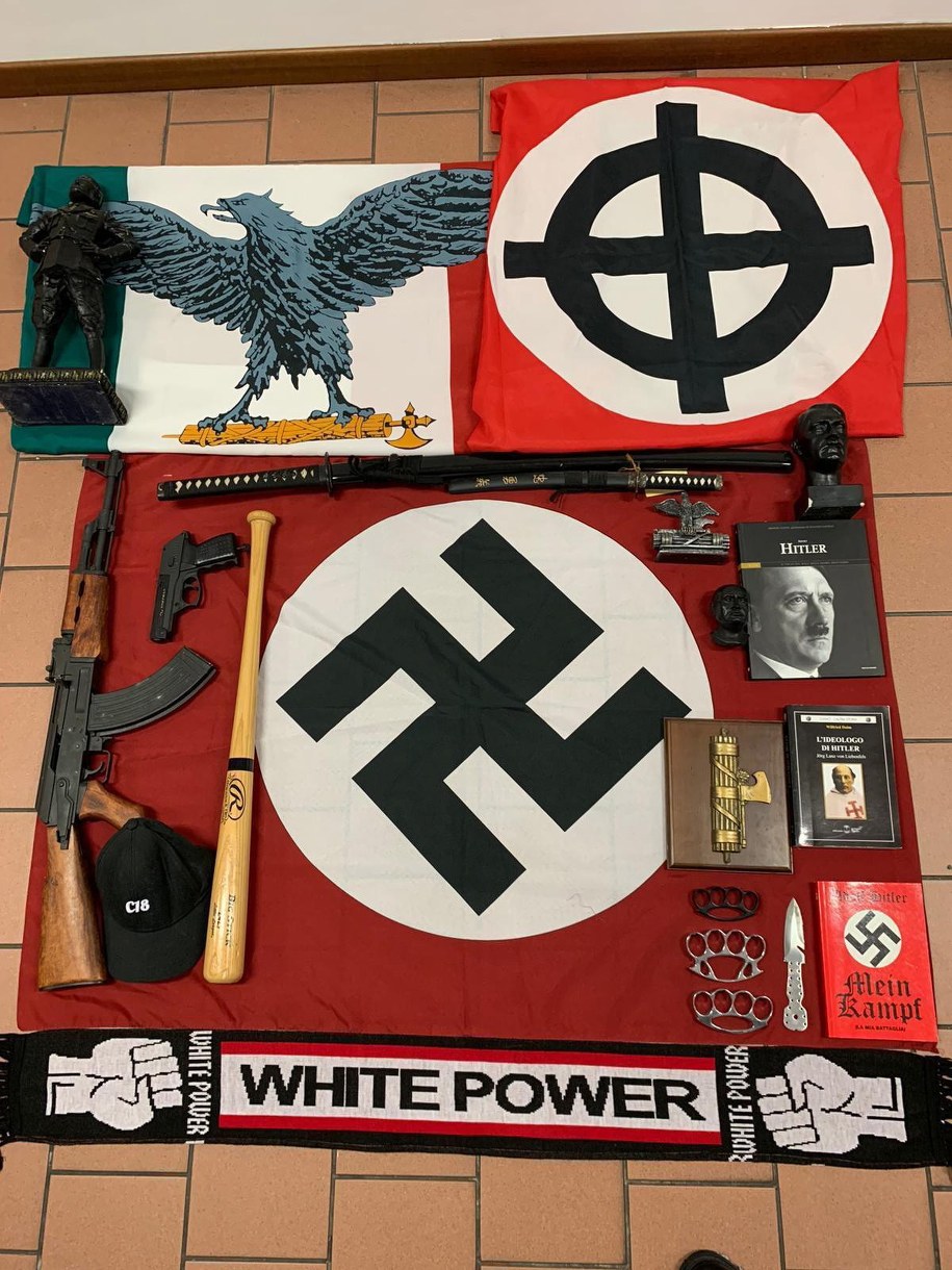 Znaleziono także nazistowskie symbole /ITALIAN POLICE HANDOUT /PAP/EPA