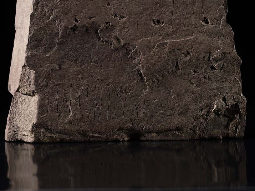 Znaleziony kamień runiczny ma wymiary 31x32 centymetrów. Może zrewolucjonizować postrzeganie historii piśmiennictwa Skandynawii /Alexis Pantos/Muzeum Historyczne Uniwersytetu w Oslo