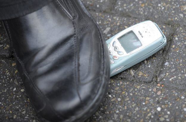 Znaleziony telefon trzeba niezwłocznie oddać właścicielowi lub policji /AFP