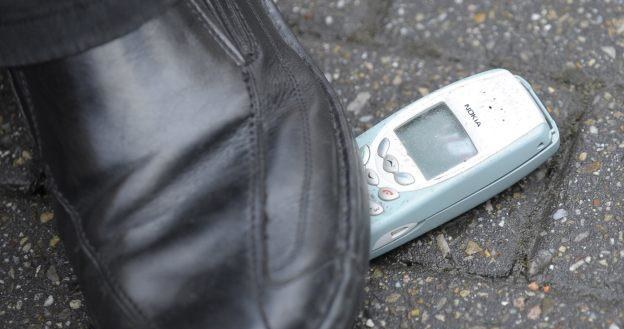 Znaleziony telefon trzeba niezwłocznie oddać właścicielowi lub policji /AFP